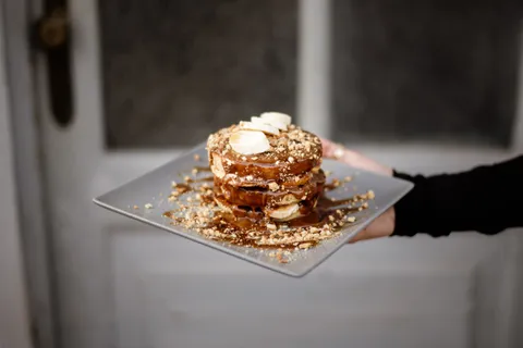 Στοιβαγμένα pancakes σε πιάτο