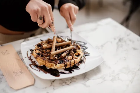 Βάφλα με σάλτσα σοκολάτας